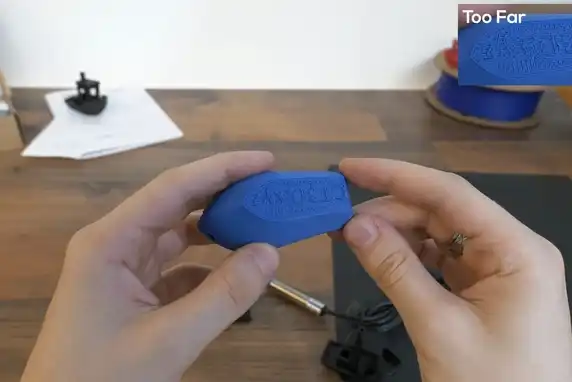 Bottom of a benchy identifying if the bed level is too close or too far